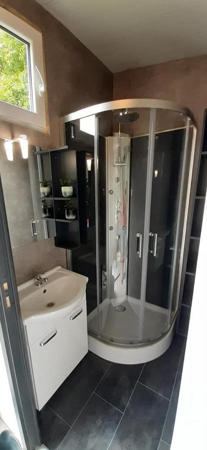 Chalet 2 Landgoedcamping Nienoord In Leek エクステリア 写真